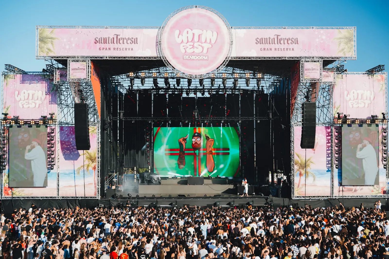 Escenario principal de Latin Fest Benidorm de día en Skyfest con el público llenando la explanada
