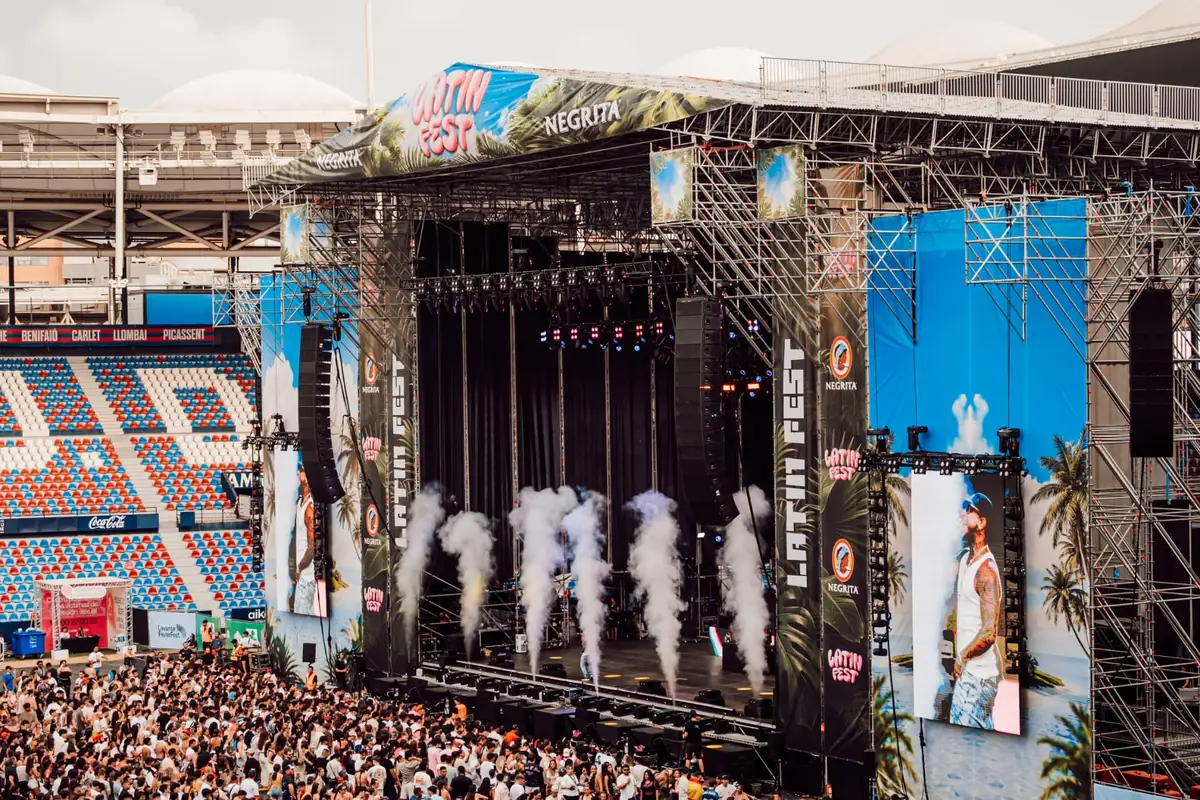 Escenario principal de Latin Fest Valencia en pleno día con el público y el Estadi Ciutat de València al fondo