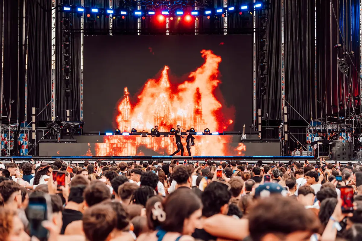 Artistas sobre el escenario de Latin Fest Valencia con llamas y efectos pirotécnicos