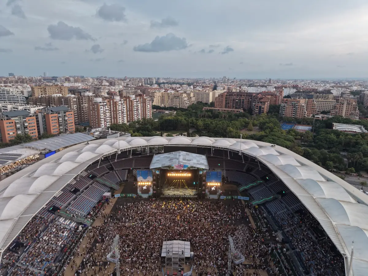 Vista aérea del Estadi Ciutat de València con el público de Latin Fest Valencia y el skyline de la ciudad al atardecer