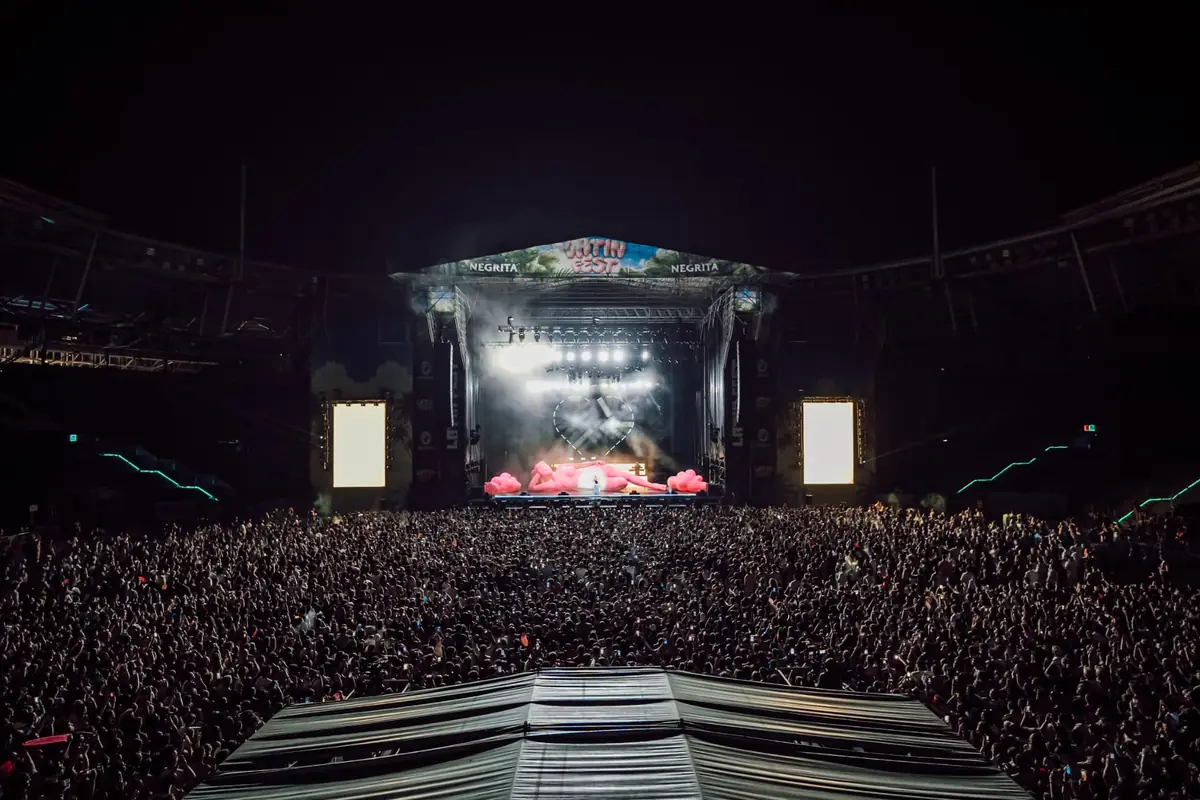 Vista desde el escenario del público de Latin Fest Valencia bajo luces blancas