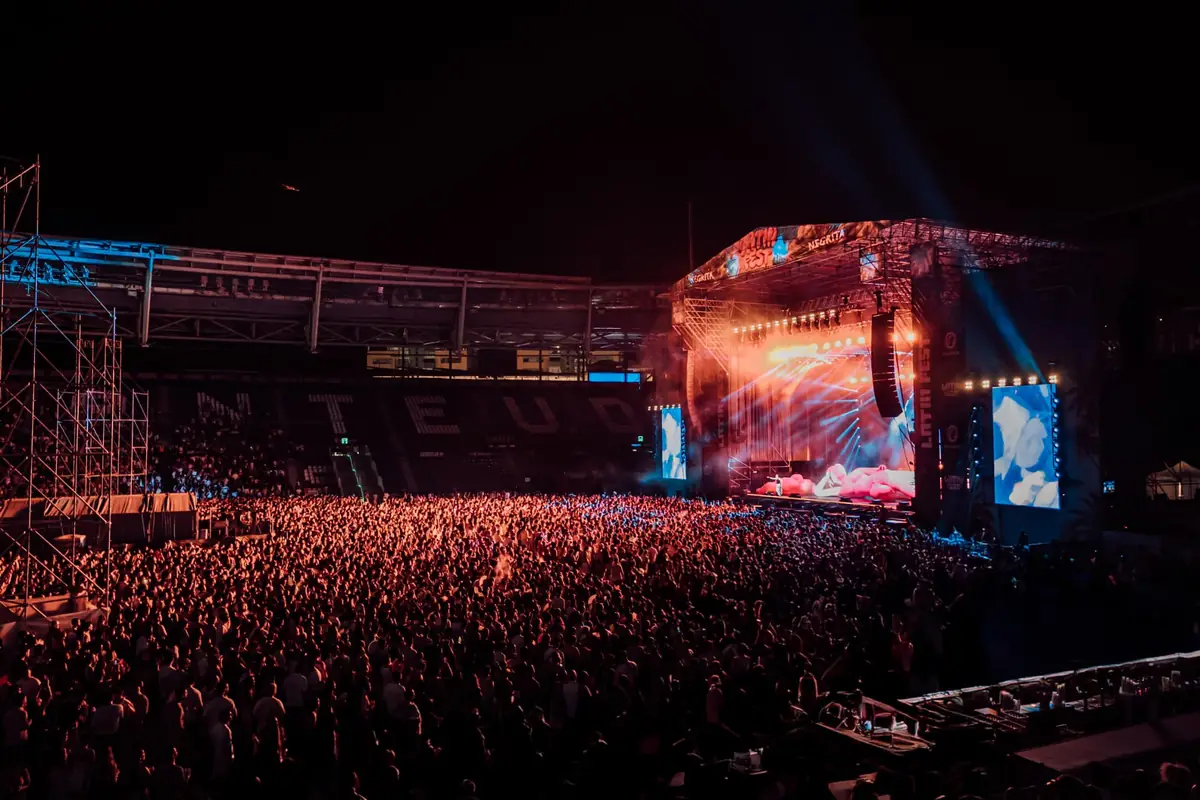 Escenario principal de Latin Fest Valencia iluminado de noche con el público llenando la pista